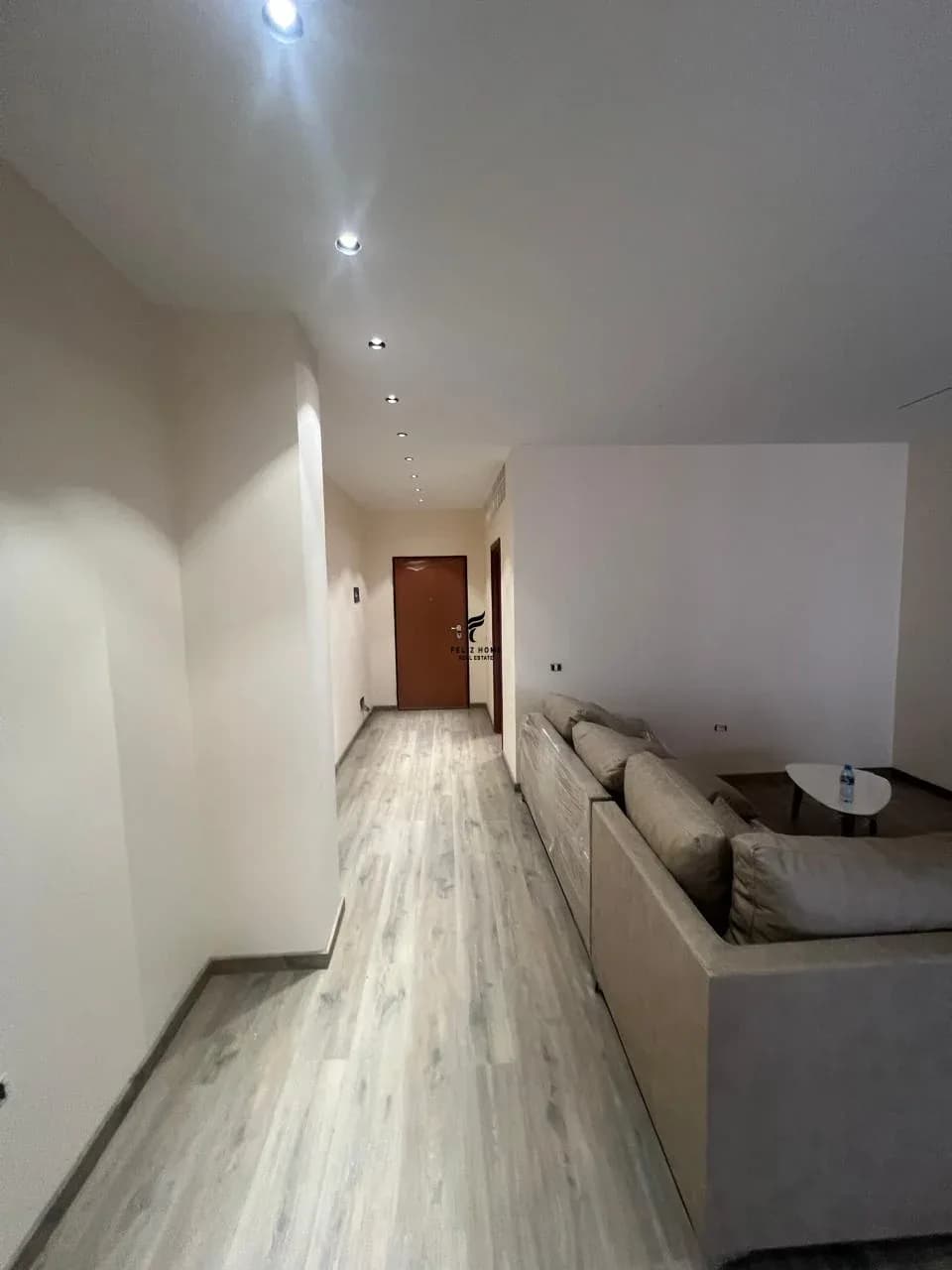 ZYRE ME QERA 160 M2 PAZARI I RI 1.500 EURO 3