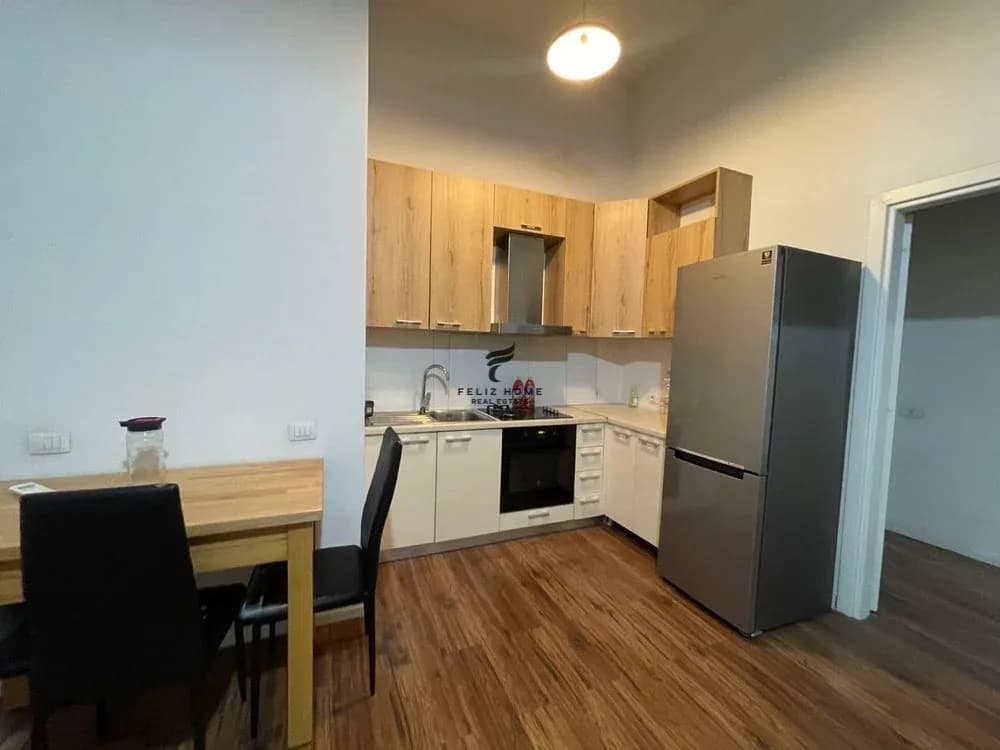 APARTAMENT ME QERA 2+1 ZOGU I ZI 800 EURO 2