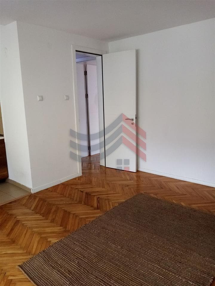 Banesë në shitje në Qendër, rruga Agim Ramadani 4