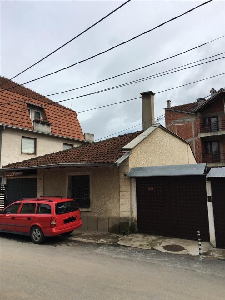 Shtepi ne shitje ne Lagjen Dodona afer shkolles Elena Gjika