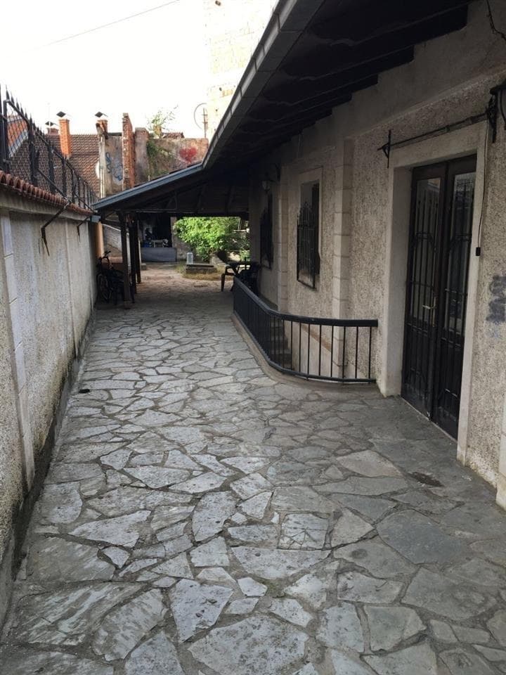 Shtepi ne shitje ne Lagjen Dodona afer shkolles Elena Gjika 2