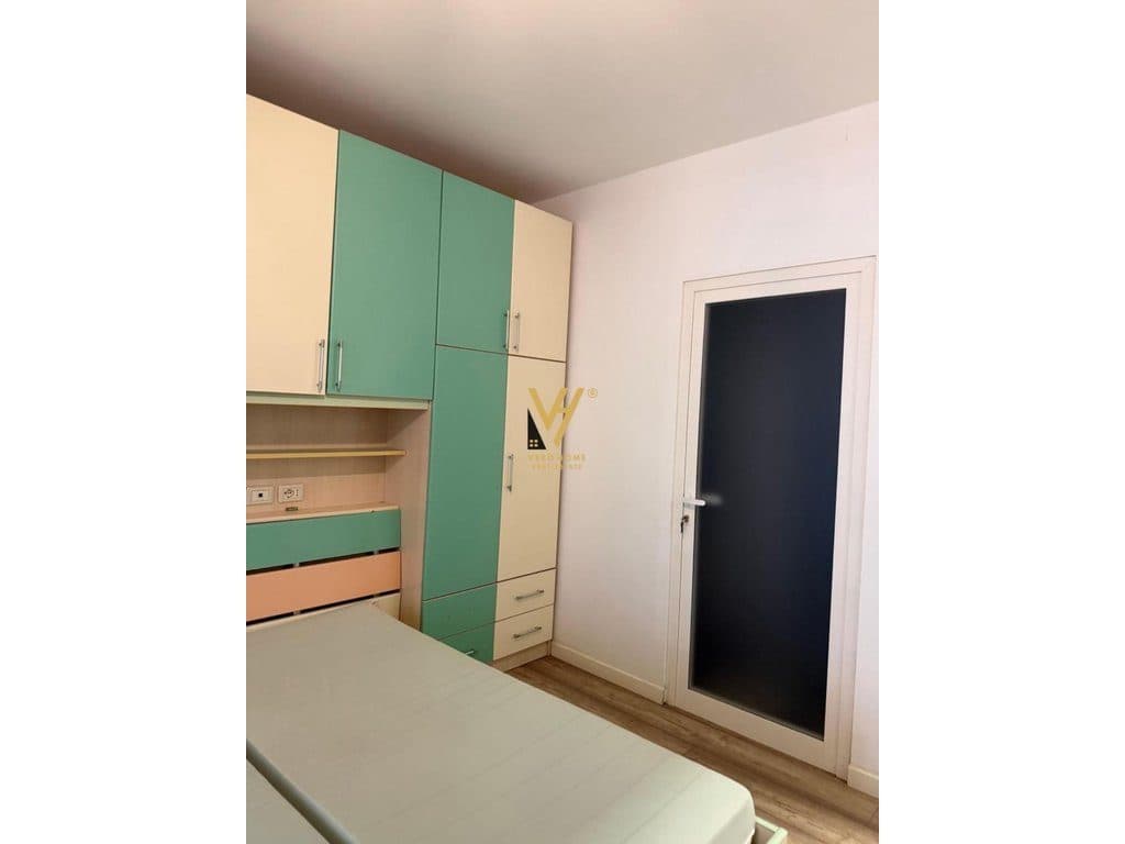 JEPET APARTAMENT 1+1 ME QERA TEK RRUGA E BARRIKADAVE 50.000 LEKE 4