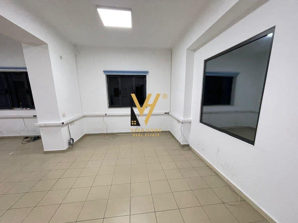 JEPET AMBIENT 140M2 ME QERA, TE PAZARI I RI 900 EURO 3