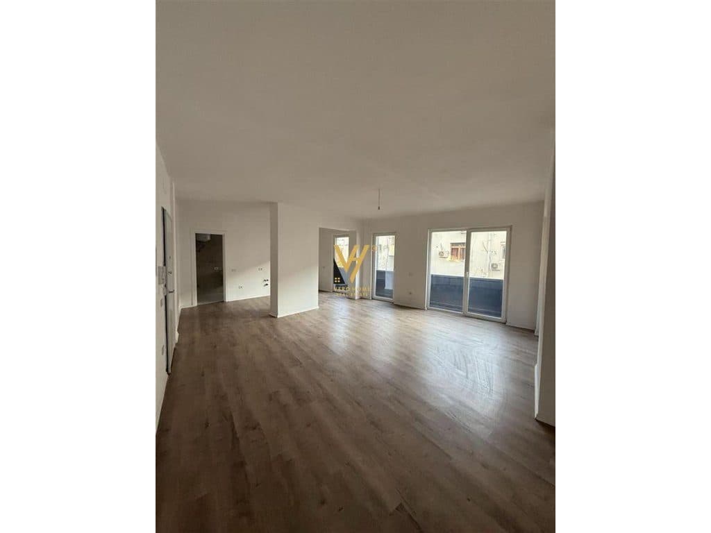 JEPET ZYRE 108 M2 ME QERA TE RRUGA E DURRESIT 850 EURO