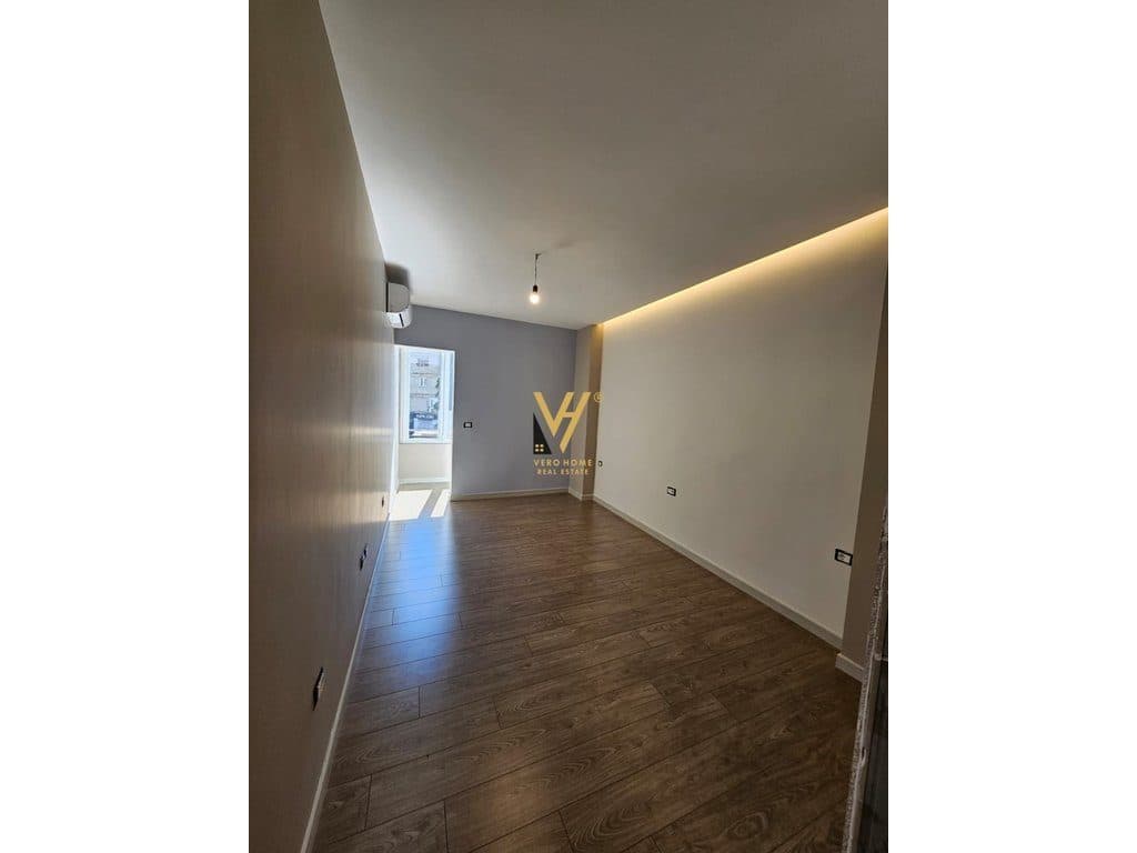 JEPET ZYRE 120 M2 ME QERA TE ZOGU I ZI 1.400 EURO 2