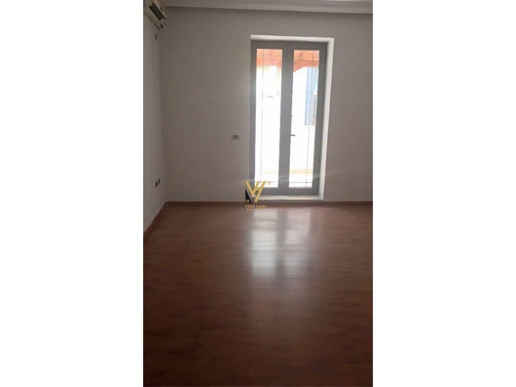 JEPET ZYRE 122 M2 ME QIRA TE BLLOKU 230.000 LEKE 2