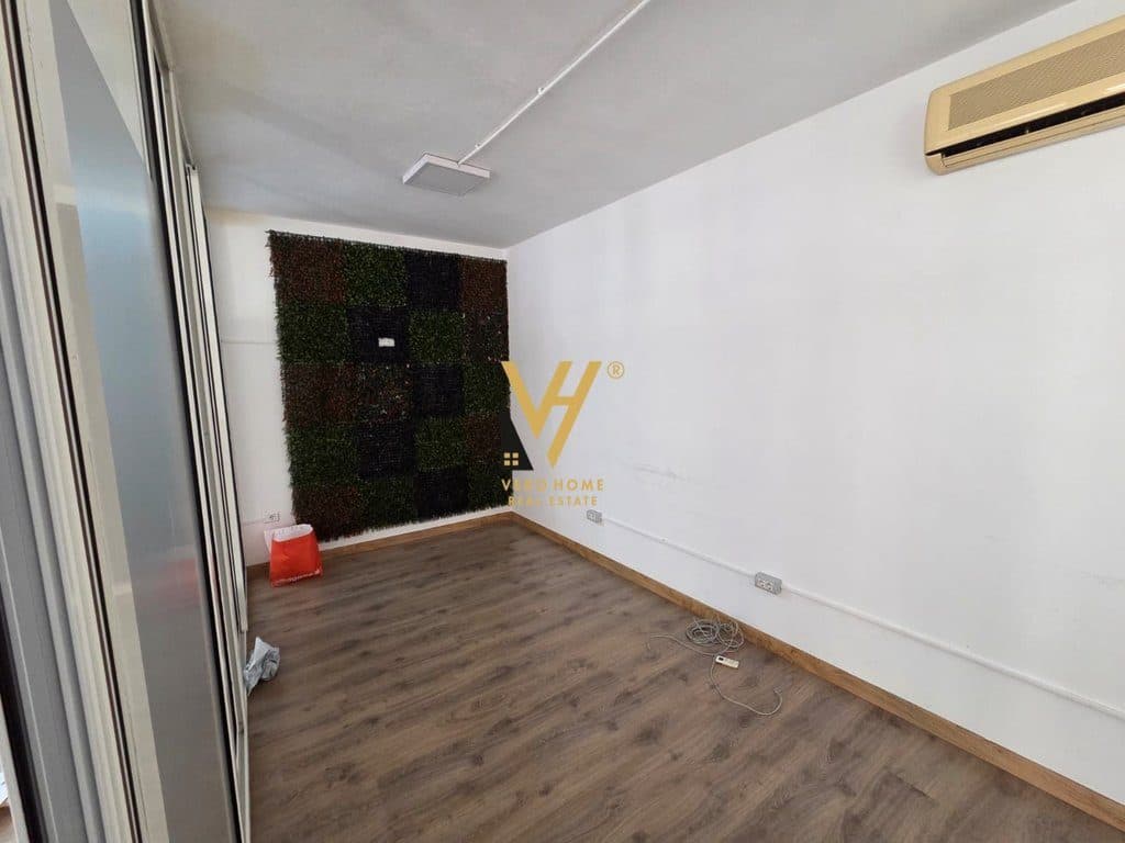 JEPET ZYRE 200 M2 ME QERA NE ISH-BLLOK 200.000 LEKE 4