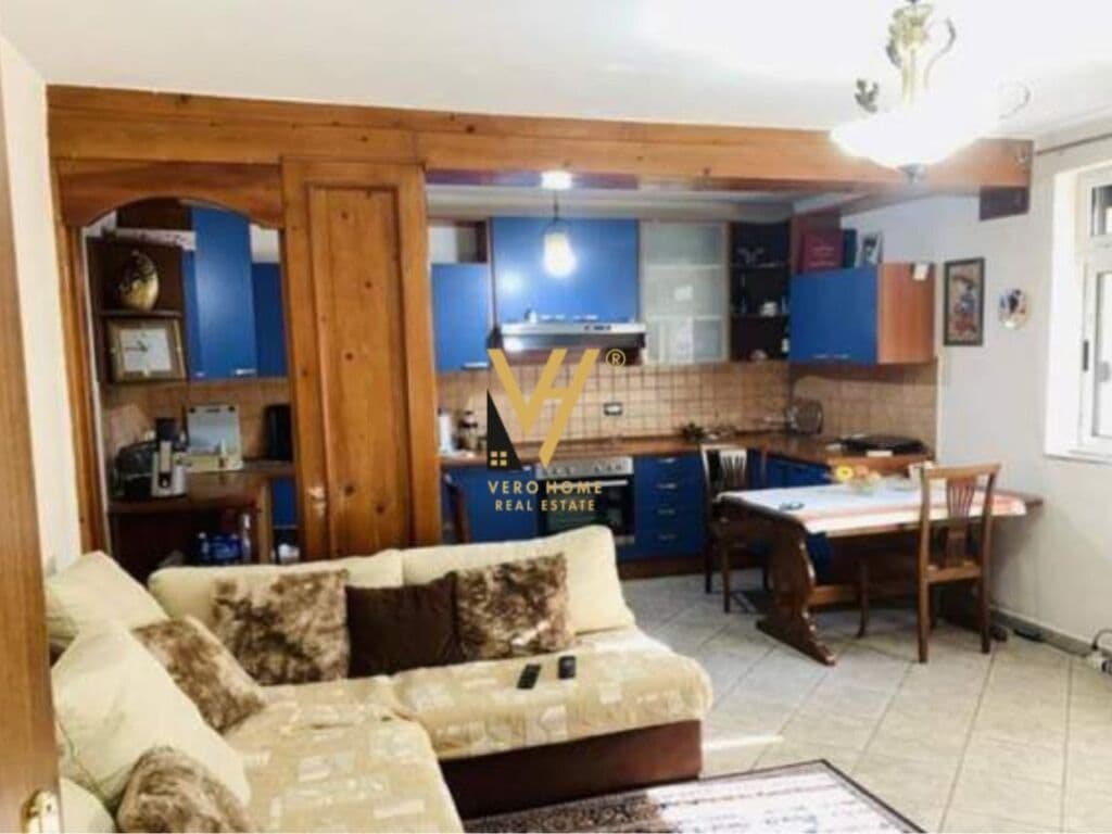 Jepet Vile Dy kateshe me qera te Rruga Kongresi i Manastirit 350 m2