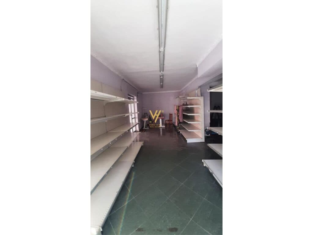 Jepet dyqan me qera te 21 Dhjetori 62 m2