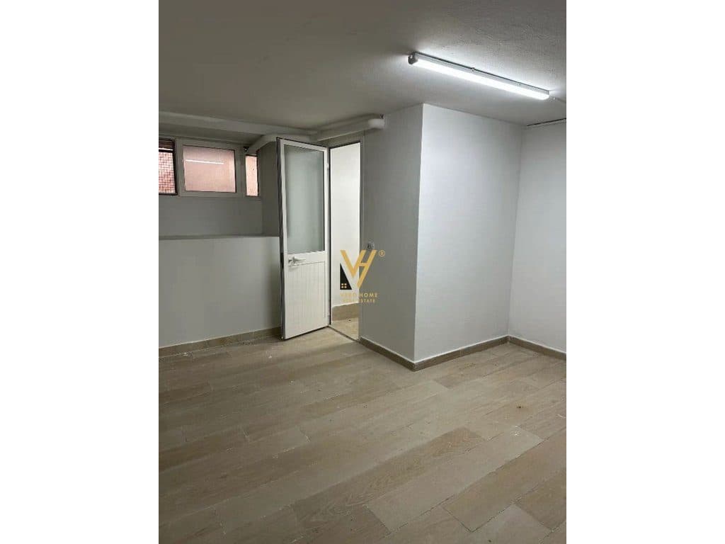 JEPET AMBIENT BIZNESI 16 M2 ME QERA TE STADIUMI DINAMO 300 EURO