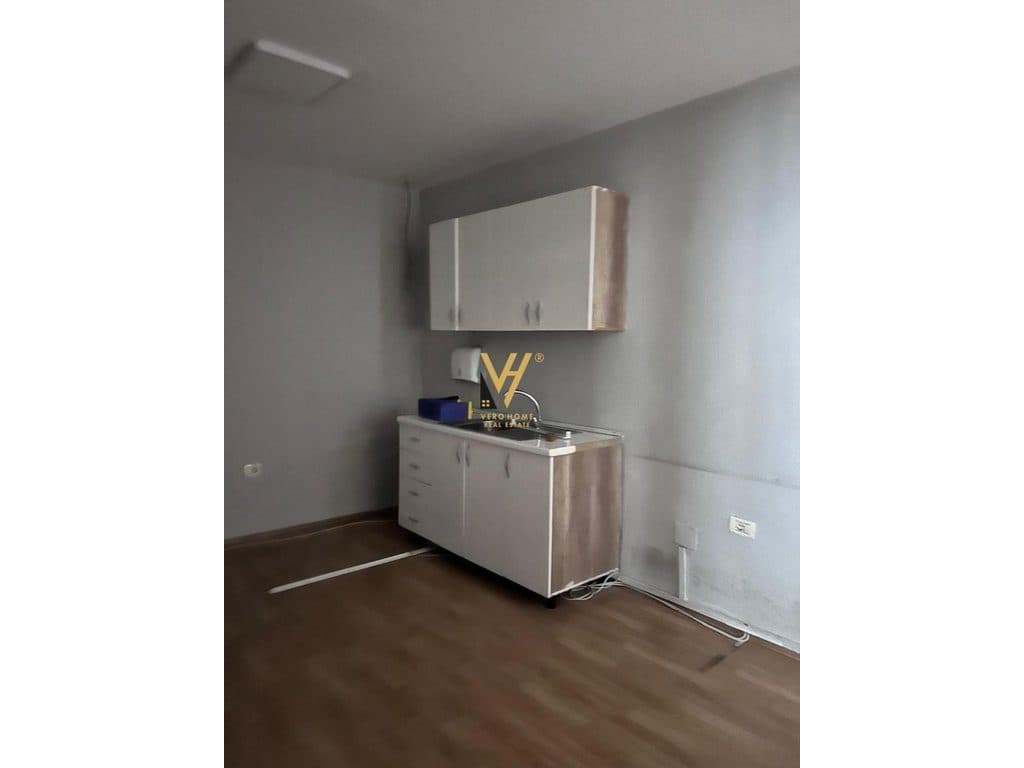 JEPET ZYRE 220 M2 ME QIRA NE BLLOK 2.000 EURO 3