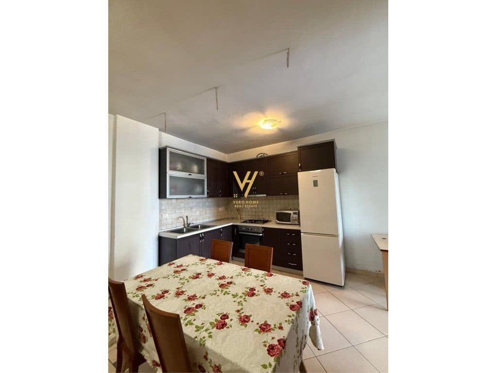 JEPET APARTAMENT 2+1 ME QERA TE PAZARI I RI 600 EURO 2