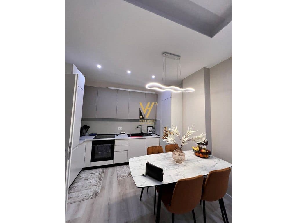 JEPET APARTAMENT 2+1+BLK ME QERA TE KOM.KONTAKT, 21 DHJETORI 800 EURO 3