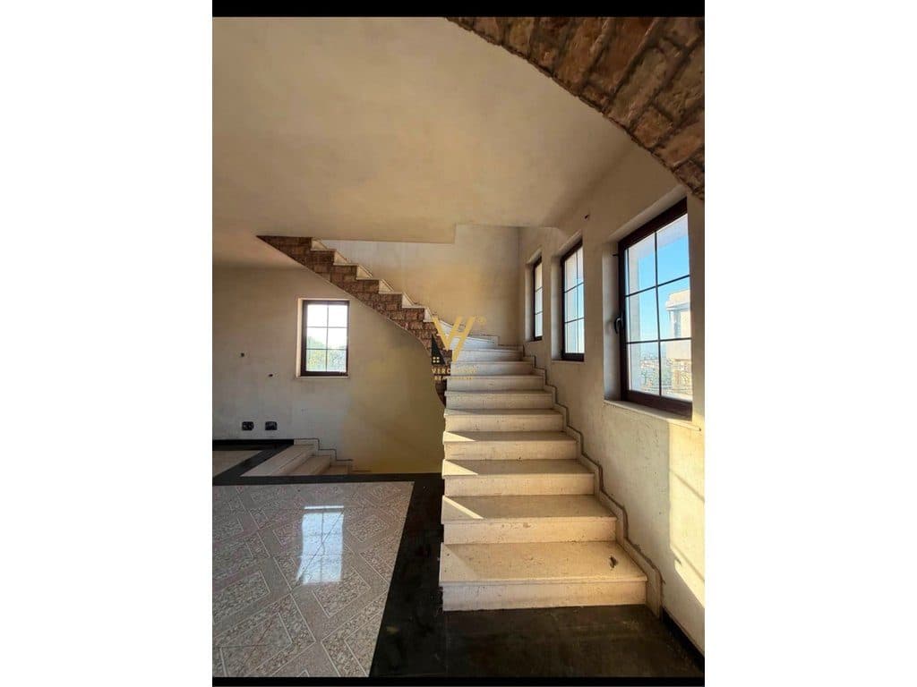 JEPET AMBIENT BIZNESI 370 M2 ME QERA NE SAUK 200.000 LEKE 3