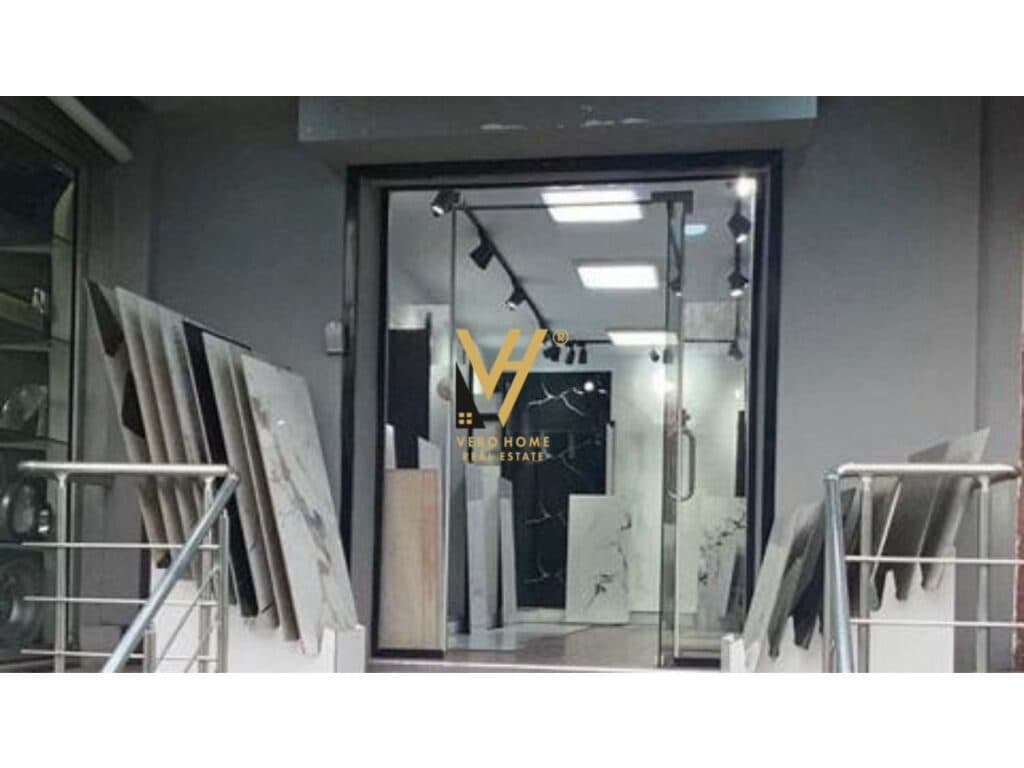 Jepet dyqan me qera buze rruges te Brryli 70 m2