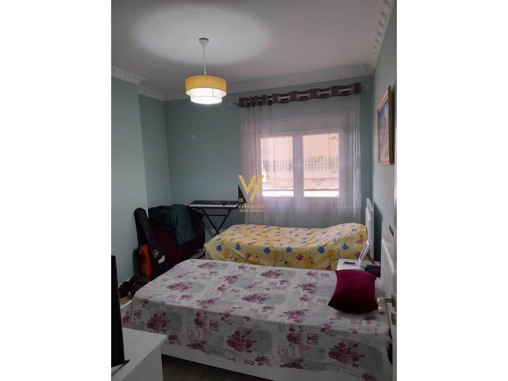 Shitet Apartament 2+1+ballkon te Mbikalimi i Komunes se Parisit 105 m2 2