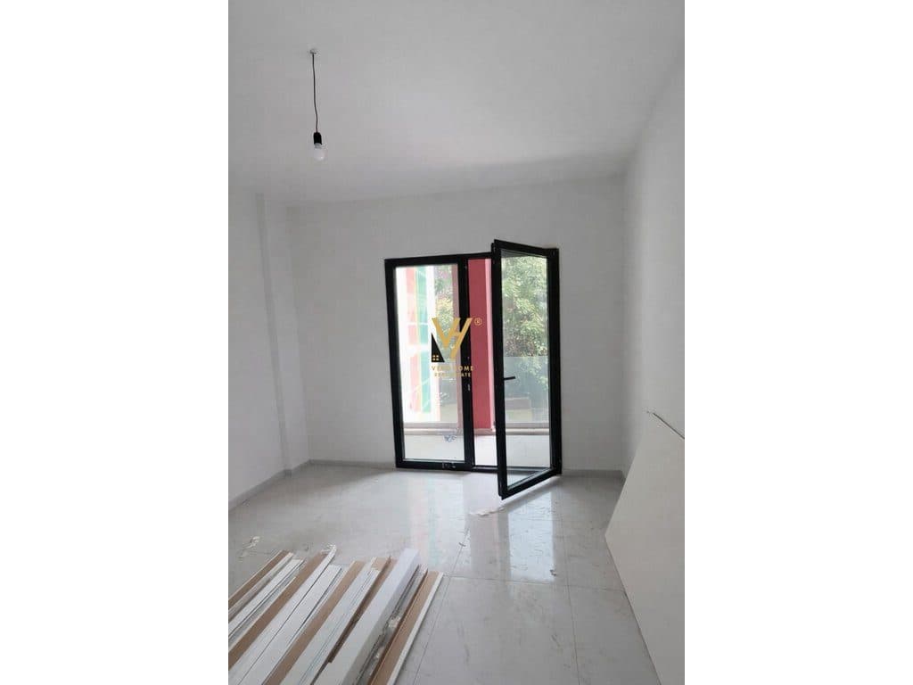 JEPET ZYRE 70 M2 ME QIRA TE GALERI ROMA, RR.KAVAJES 700 EURO 1