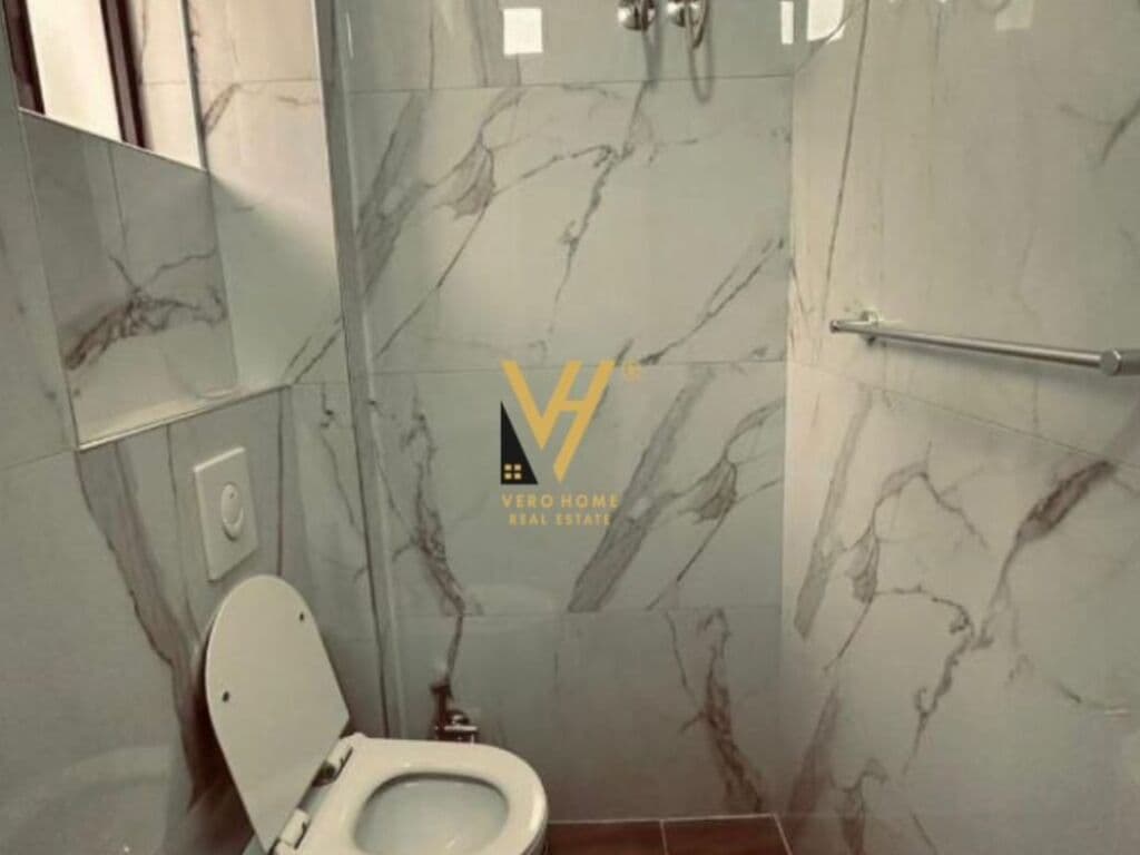 Shitet Hotel ne Dhermi 1500 m2 2