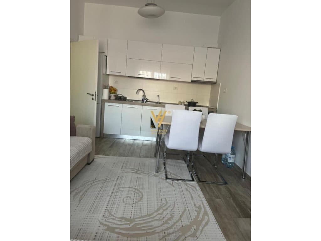 Jepet Apartament 2+1+ballkon me qera te Stadiumi Dinamo 100 m2