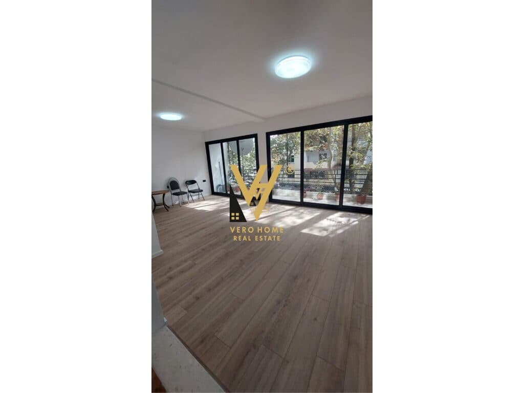 JEPET AMBIENT 120 M2 ME QERA MYSLYM SHYRI 900 EURO