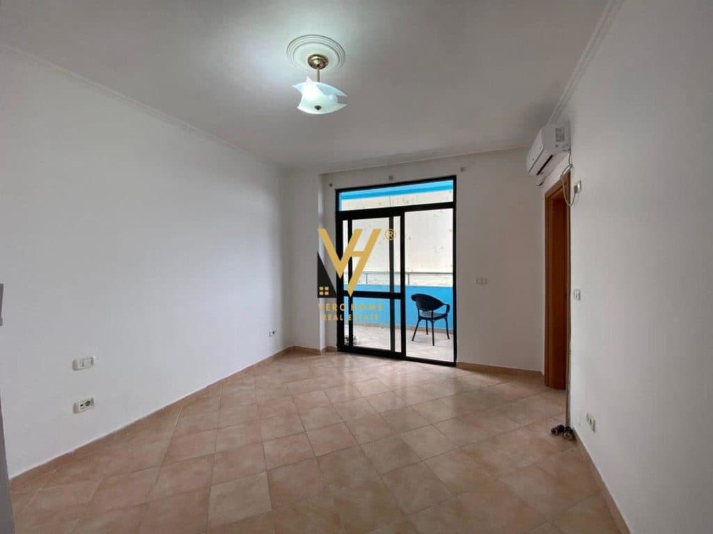 JEPET ZYRE 143 M2 ME QERA TE ISH EKSPOZITA 1.500 EURO 3