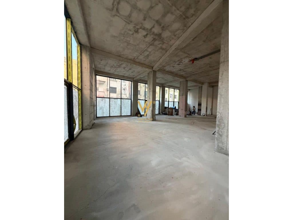 JEPET AMBIENT BIZNES 300 M2 ME QERA TE RRUGA E KAVAJES 9.000 EURO