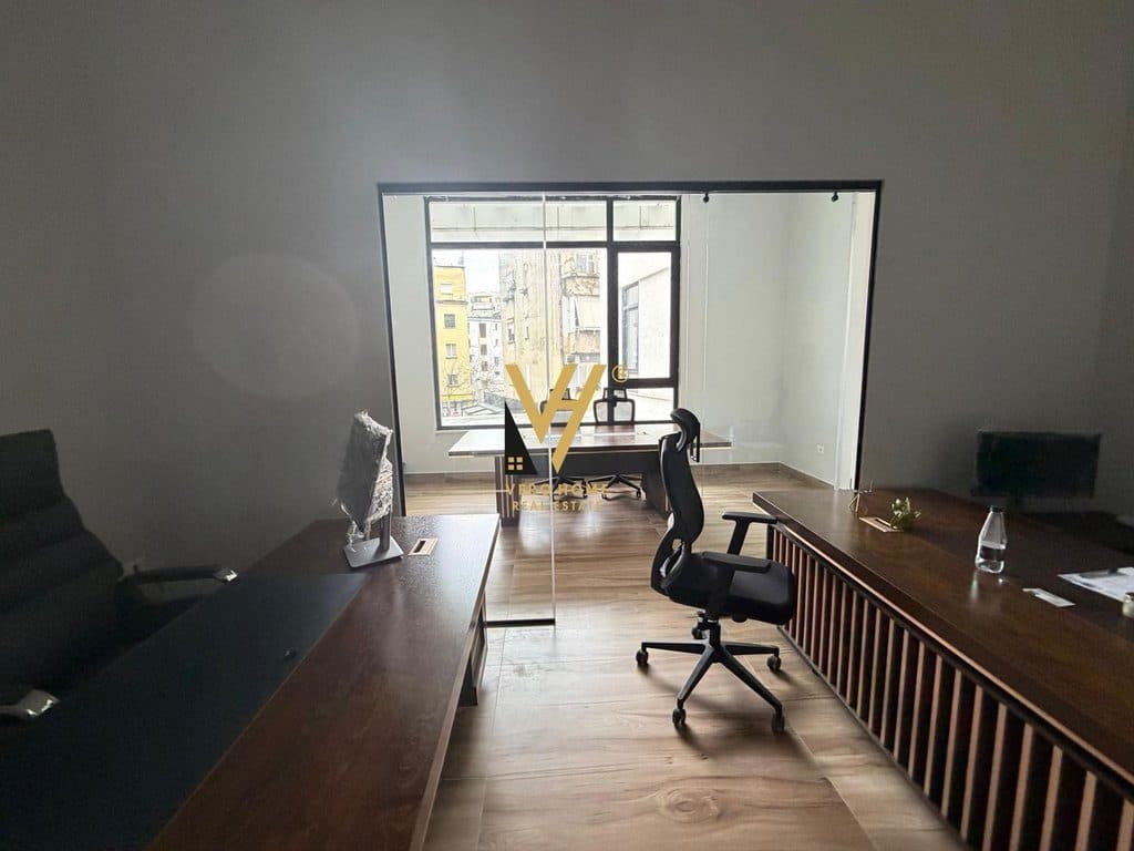 JEPET ZYRE 680 M2 ME QIRA TE RRUGA MINE PEZA 15.600 EURO 2