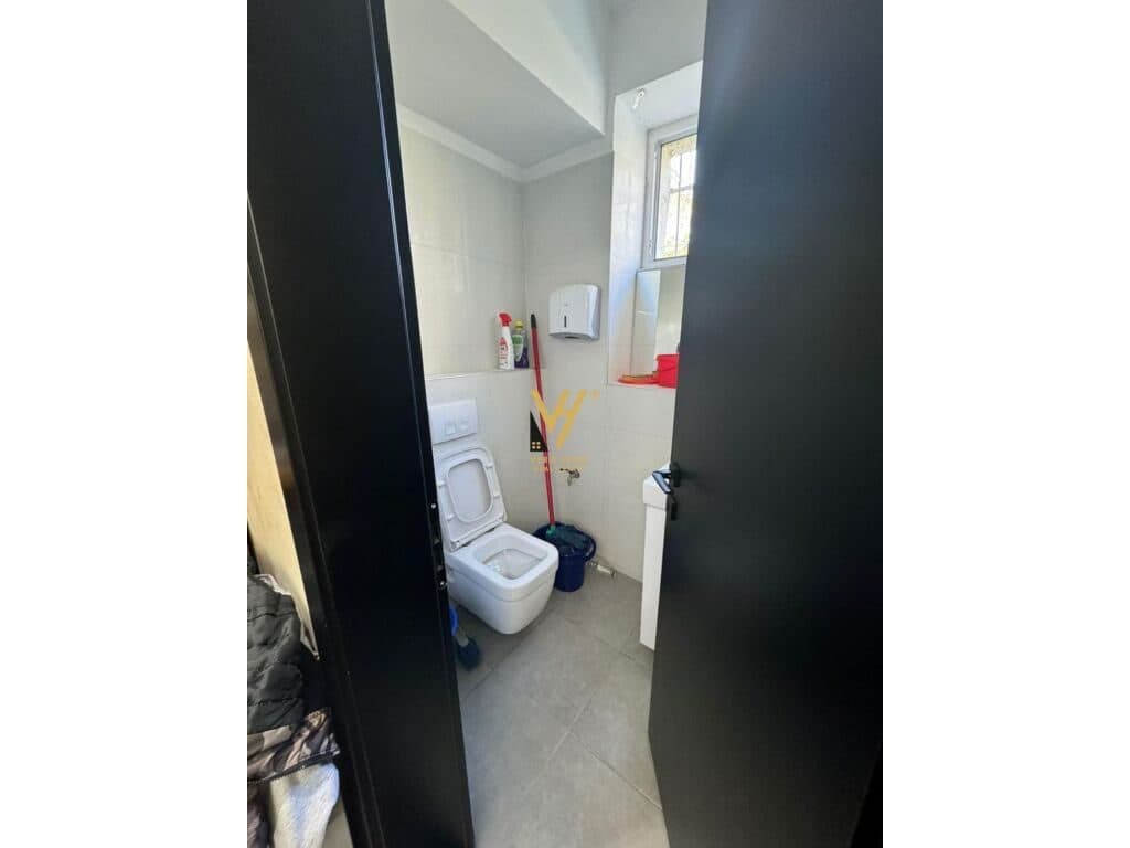 Jepet Dyqan me qera te Bulevardi Zogu i Pare 70 m2 3