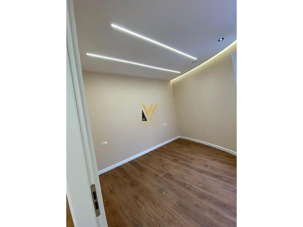 JEPET ZYRE 70 M2 ME QERA TE RRUGA MINE PEZA 650 EURO 4