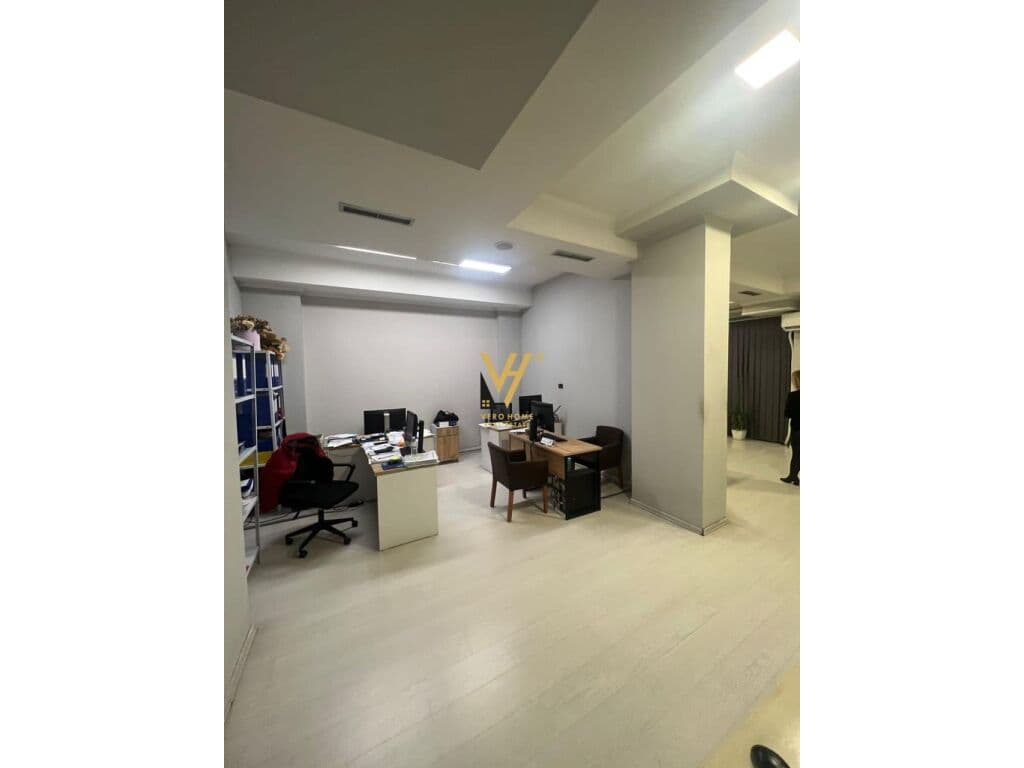 Jepet dyqan me qera te Rruga e Elbasanit 105 m2 1
