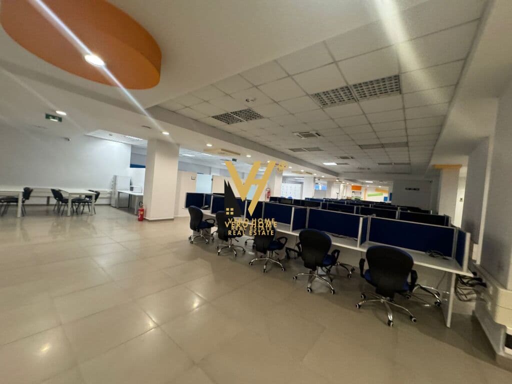 JEPET ZYRE 1.000 M2 ME QERA PRAN HOTEL HILTON , KOMPLEKSI DELIJORGJI 6.000 EURO