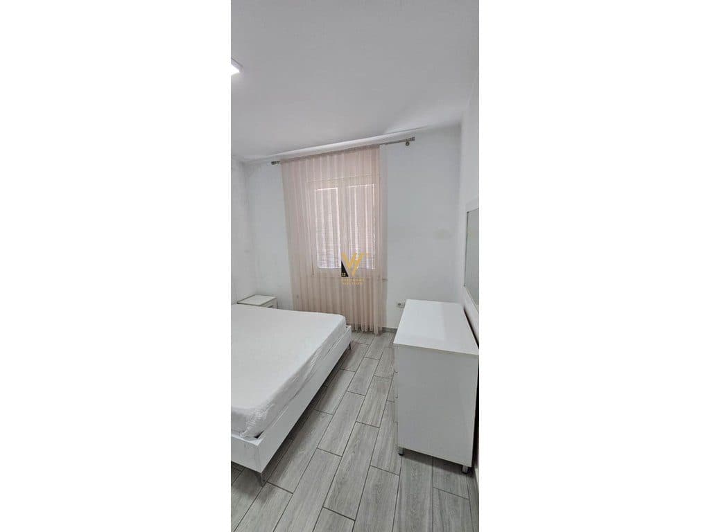 JEPET APARTAMENT 1+1+BLK ME QIRA RRUGA E BARRIKADAVE 600 EURO 4
