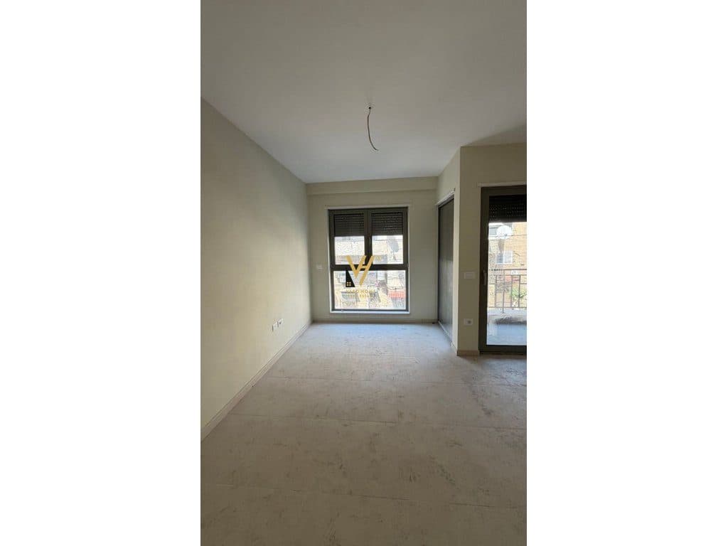 JEPET ZYRE 140 M2 ME QERA TE RR.HOXHA TAHSIM 130.000 LEKE
