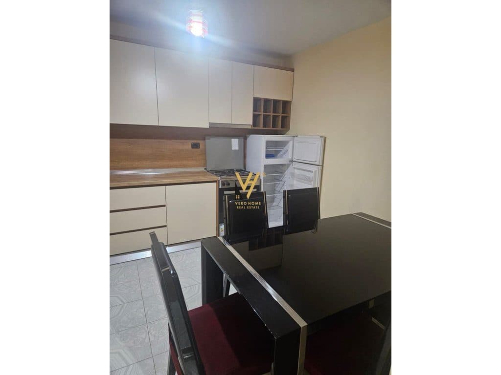 JEPET APARTAMENT 1+1+ANEKS ME QIRA TE ISH PARKU 40.000 LEKE