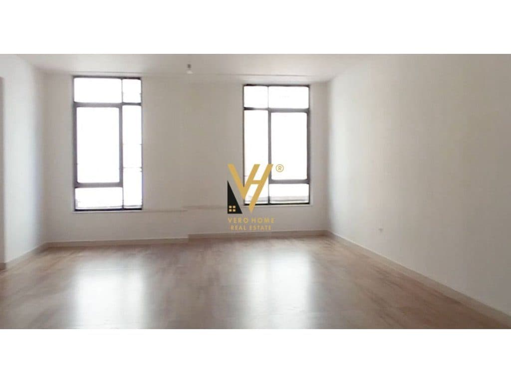 JEPET ZYRE 70M2 ME QERA TE RRUGA MINE PEZA 1.300 EURO 3