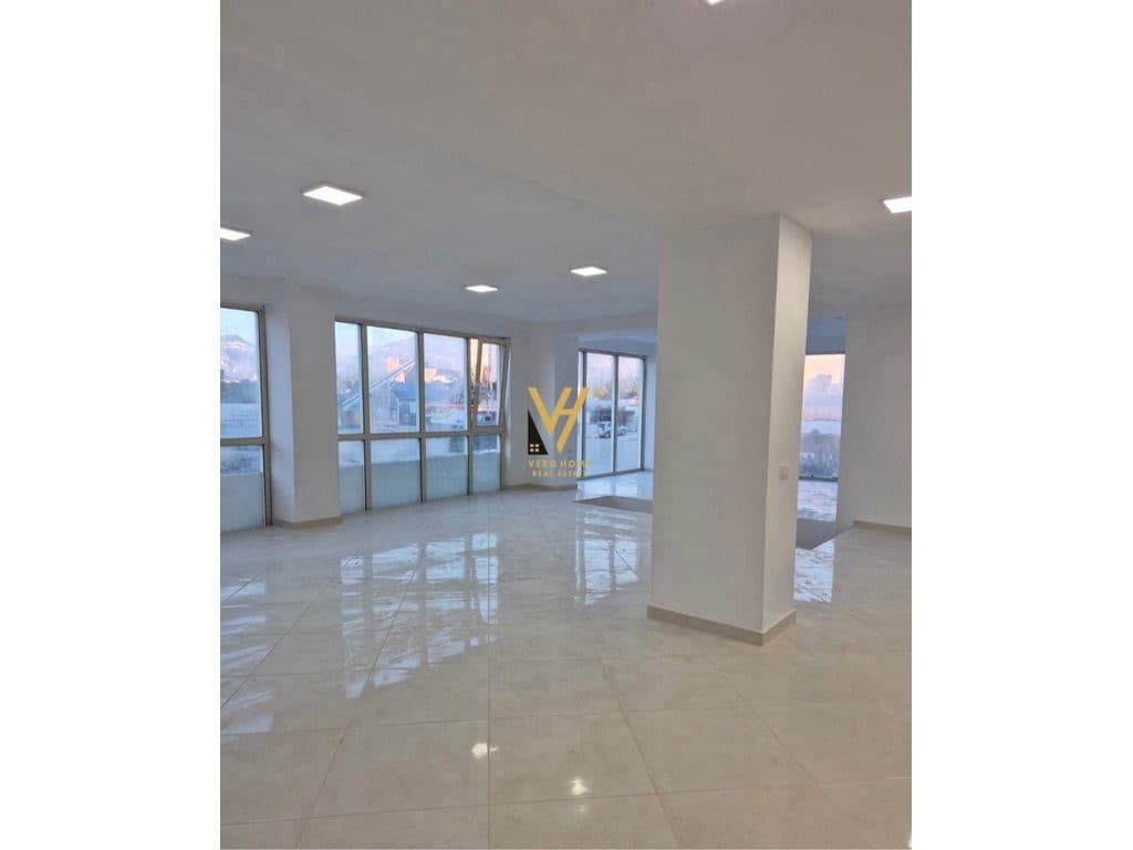 JEPET AMBIENT BIZNESI 120 M2 ME QIRA TE BULEVARDI I RI 1.500 EURO