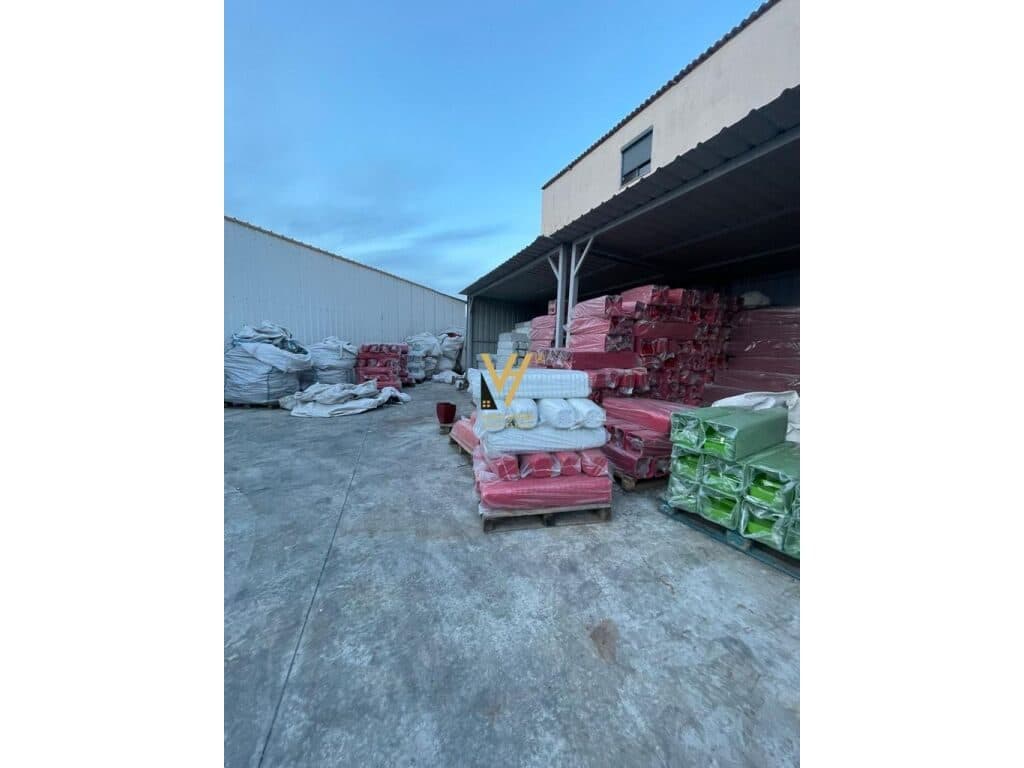 Jepet kapanon me qera te pran Spitalit Ushtarak 760 m2 3