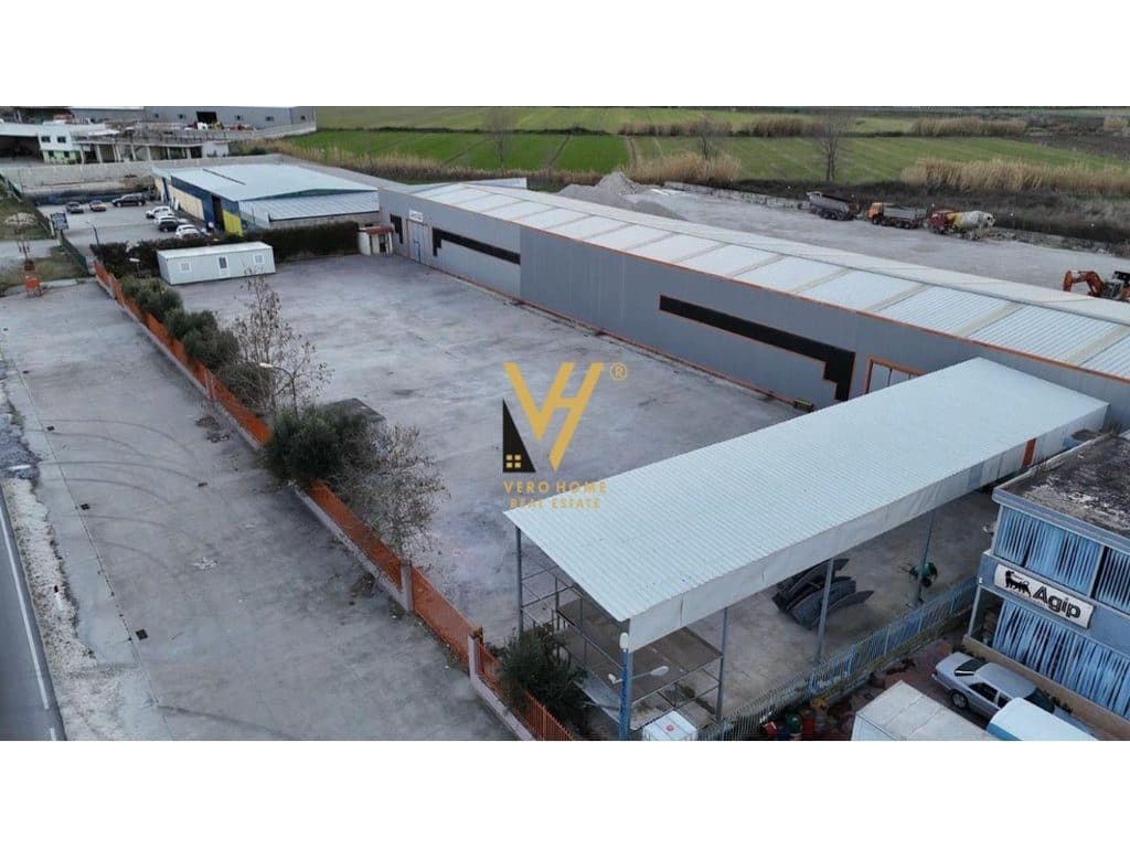 JEPET AMBIENT INDUSTRIAL 7.190 M2 ME QERA NE LEVAN FIER 2.500 EURO