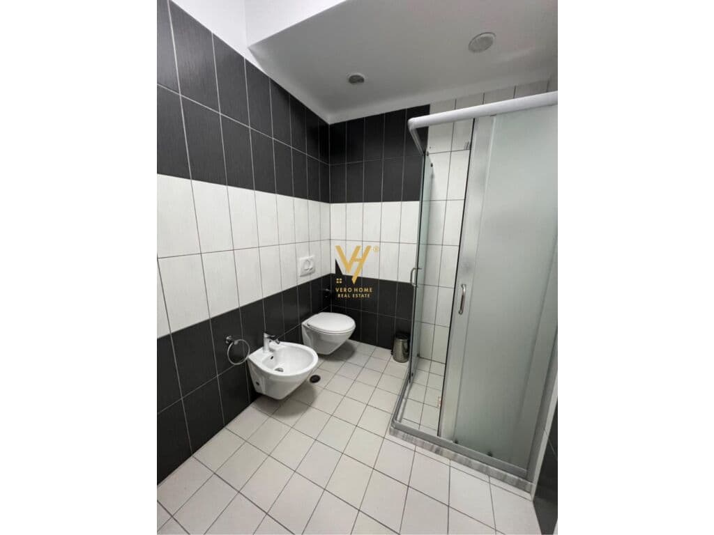 Jepet Apartament 2+1+2+ballkon me qera te Rruga Myslym Shyri 140 m2 2