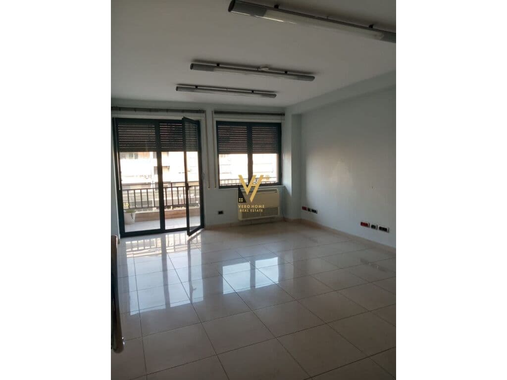 Jepet zyre me qera prane Qendres Kristal 310 m2
