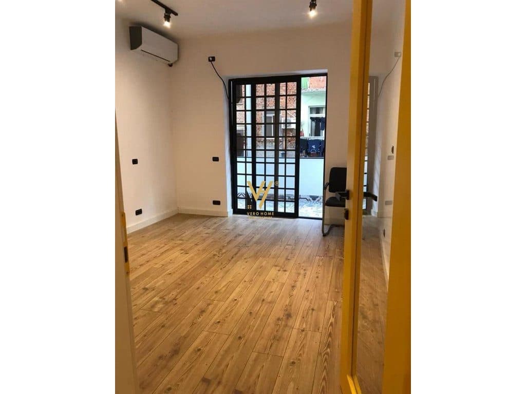 JEPET ZYRE 110 M2 ME QERA TE RRUGA E DURRESIT 90.000 LEKE 2