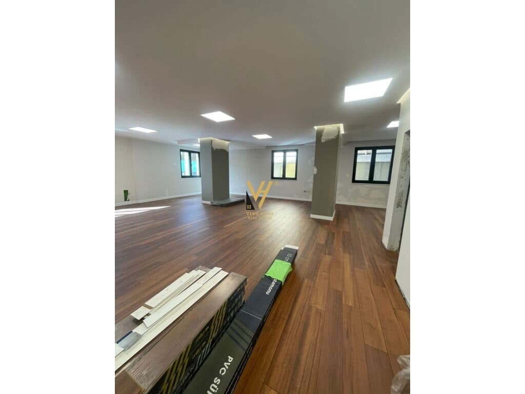 Shitet ambient komercial tek Shallvaret 140 m2 2