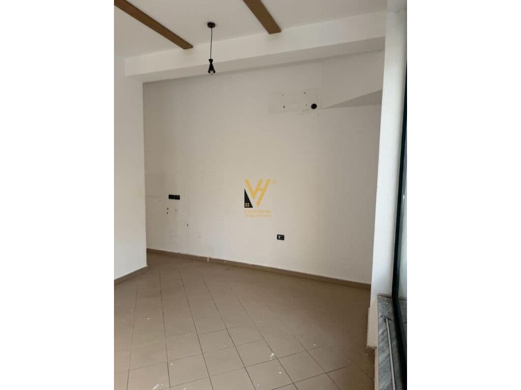 Shitet dyqan tek Bulevardi Zogu i Pare 43 m2 2