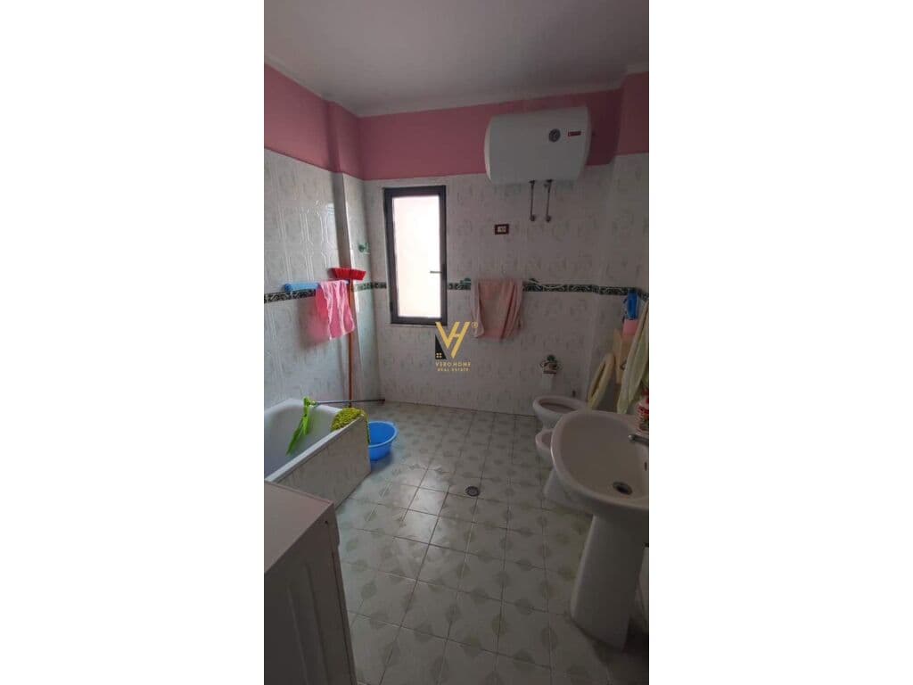 Shitet apartament 3+1+2 te Rruga Isuf Molla, Durres 118 m2 3