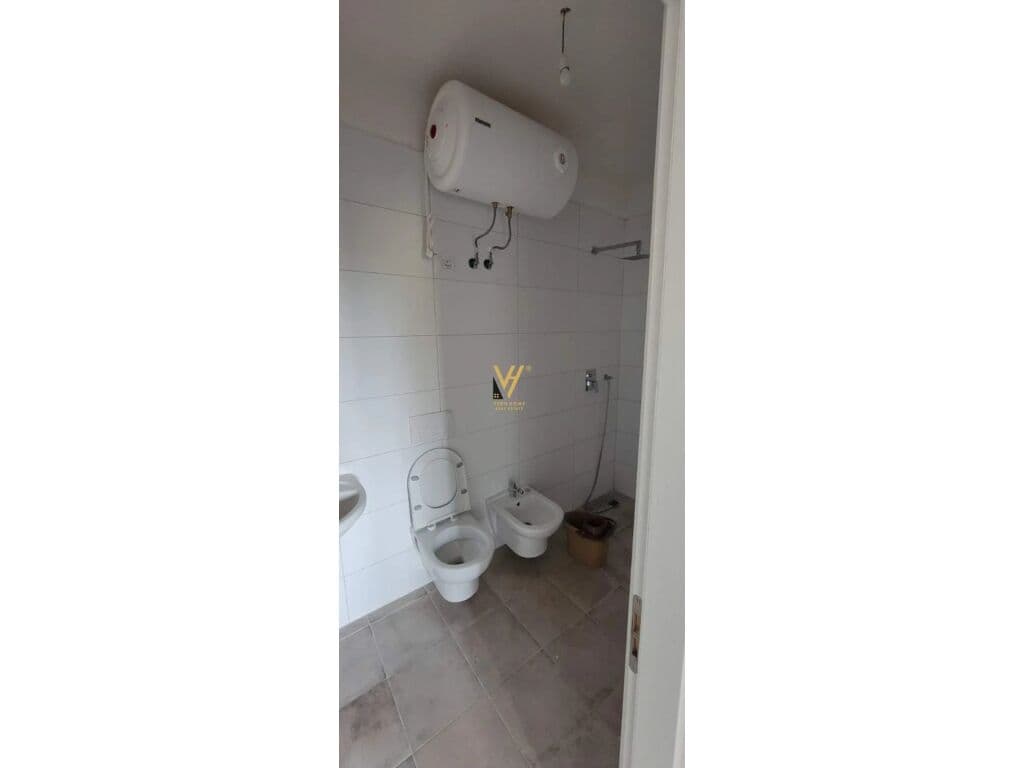 Jepet Zyre me qera te Stacioni i Trenit 92 m2