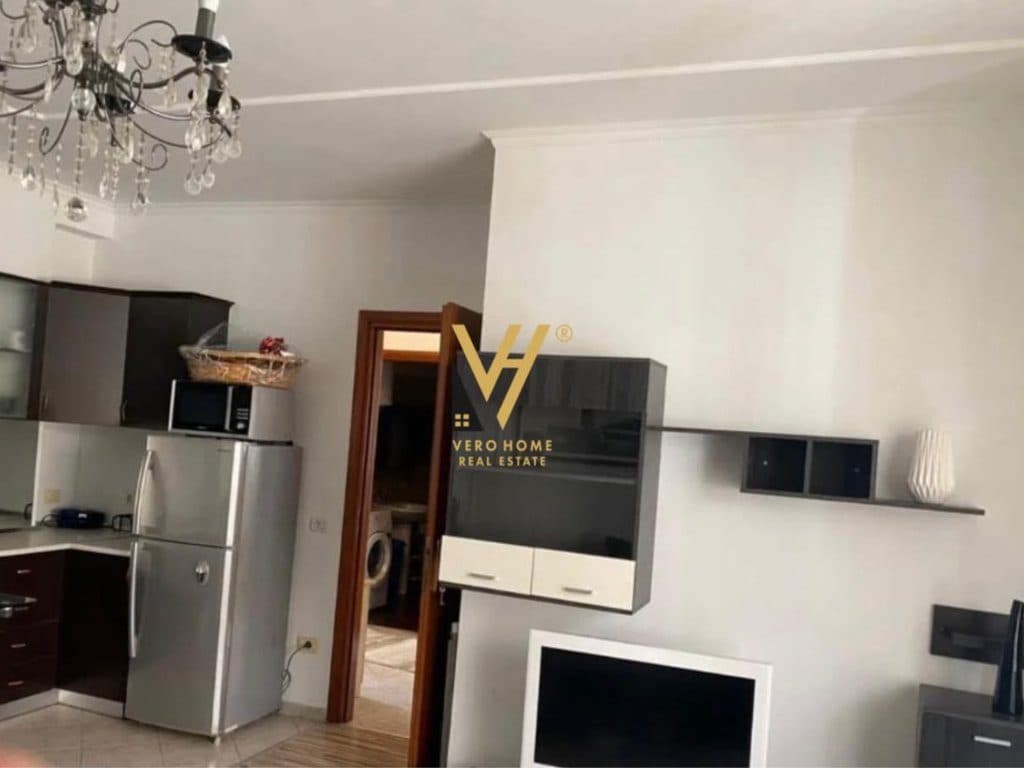 JEPET APARTAMENT 2+1 ME QERA TE RRUGA E BARRIKADAVE 80.000 LEKE 2