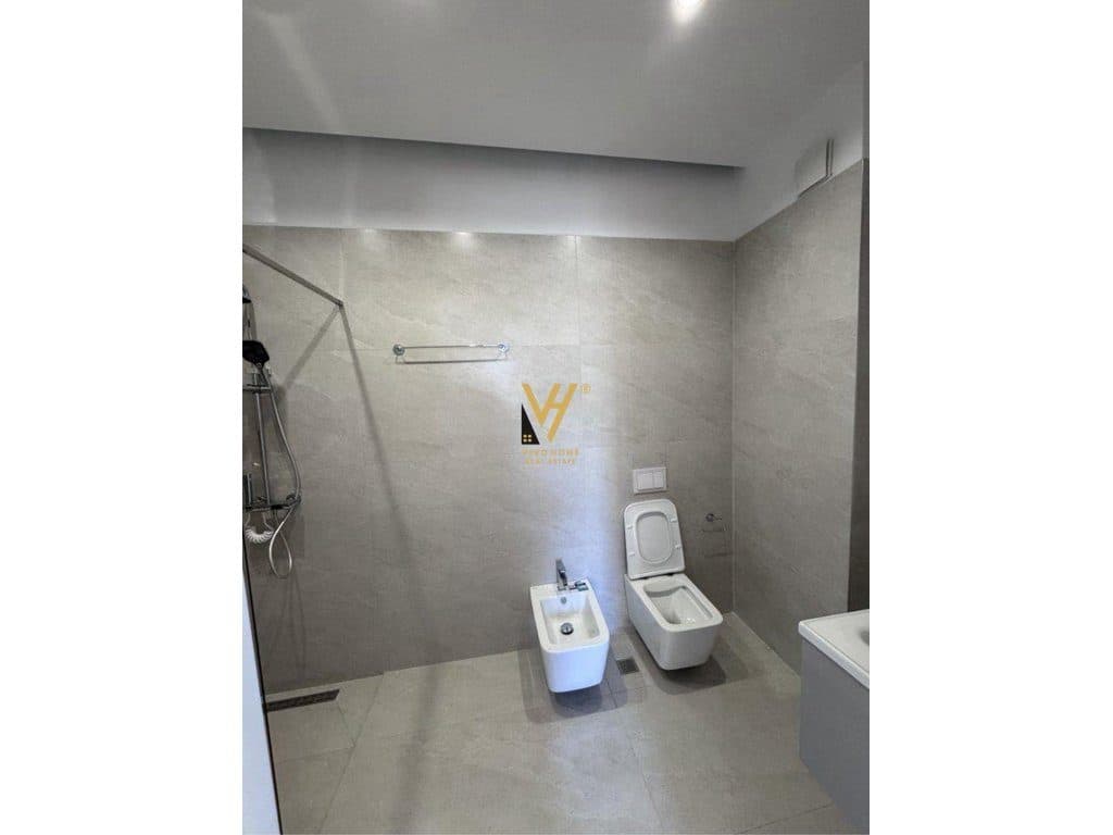JEPET ZYRE 110 M2 ME QIRA TE KOMUNA E PARISIT 900 EURO 4