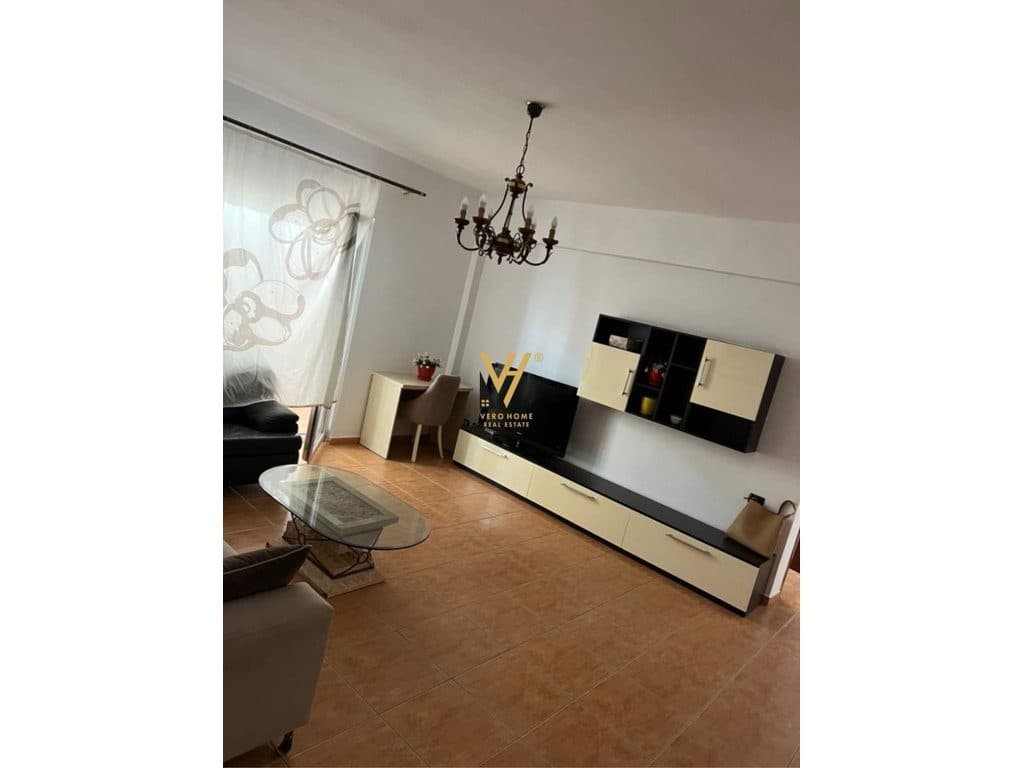 JEPET APARTAMENT 1+1+BLK ME QERA TE STACIONI I TRENIT 55.000 LEKE 2