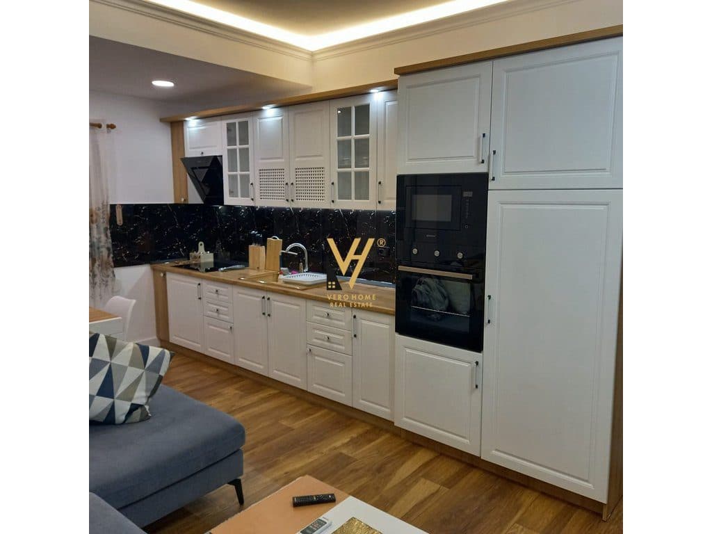 JEPET APARTAMENT 1+1 ME QIRA NE BLLOK,RRUGA MARGARITA TUTULANI 75.000 LEKE 3