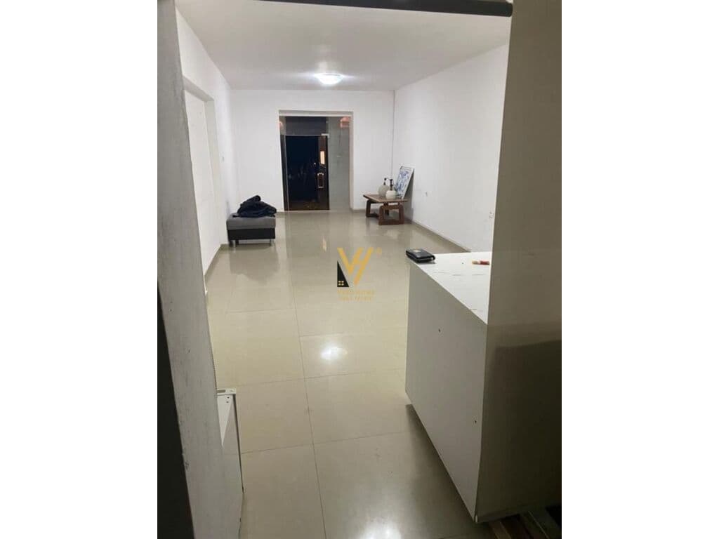Jepet dyqan me qera te Shkolla e Baletit 58 m2 3